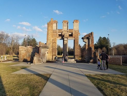 Руины в парке Холлидей