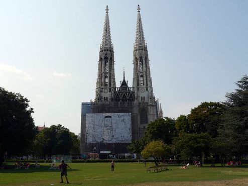 Церковь с парком Зигмунда Фрейда на переднем плане