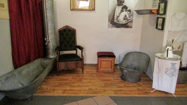 Средневековые туалетные троны и устройства для купания