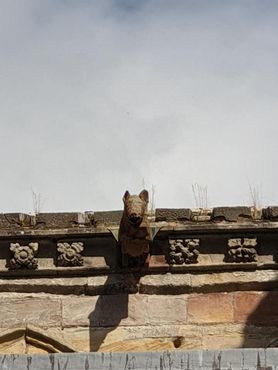 Горгулья в виде свиньи, играющей на волынке