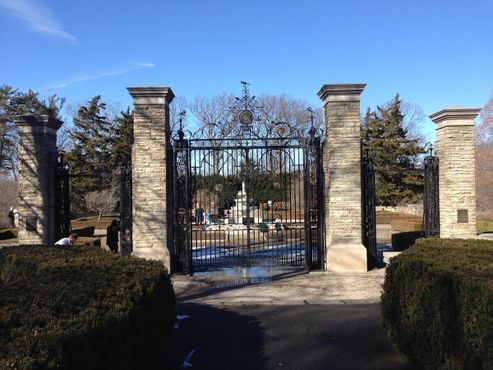 Оригинальные ворота поместья Хендри