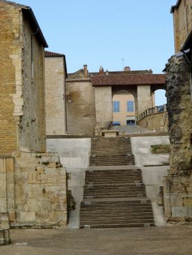 Лестница в деревне, ведущая в аббатство Клюни