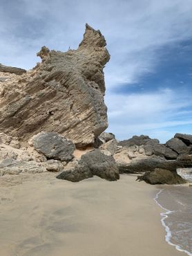 Скалы на пляже Хамелин-Бэй