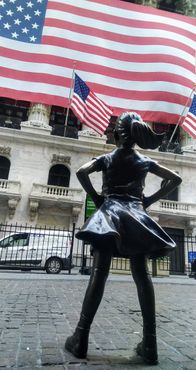 Статуя «Бесстрашная девочка» возле Нью-Йоркской фондовой биржи