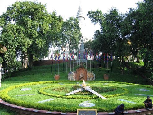 Часы на территории храма Ват Пном