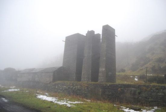 Жуткие руины в густом тумане