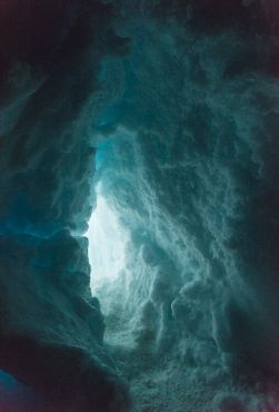 Вход в ледяную пещеру, взгляд изнутри 