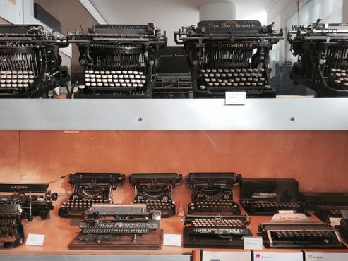 Полки с пишущими машинками