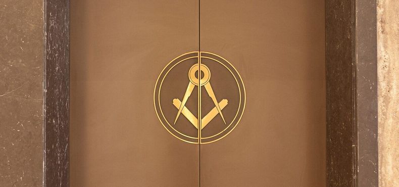 Масонский символ на лифте музея