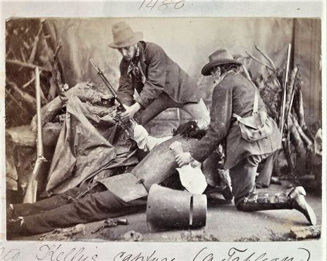 Постановочная фотография 1880 года, на которой изображён момент ареста Келли