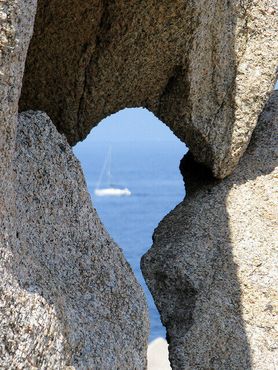 Вид со скалы на море