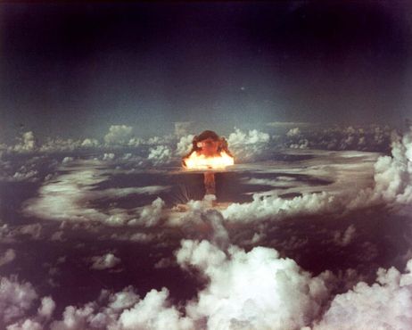 Гриб после ядерной бомбы Айви Кинг, север острова Рунит