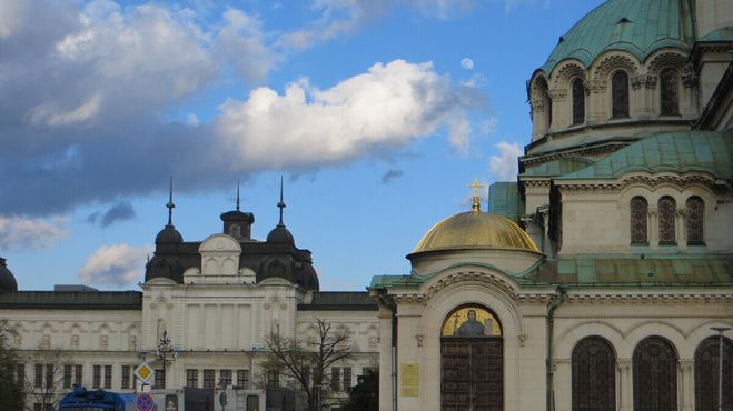 Луна над левым куполом Храма Александра Невского, который является входом в крипту
