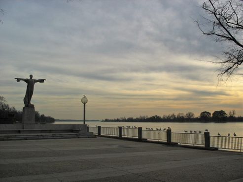Мемориал расположен на набережной канала Вашингтона рядом с фортом Макнэйр