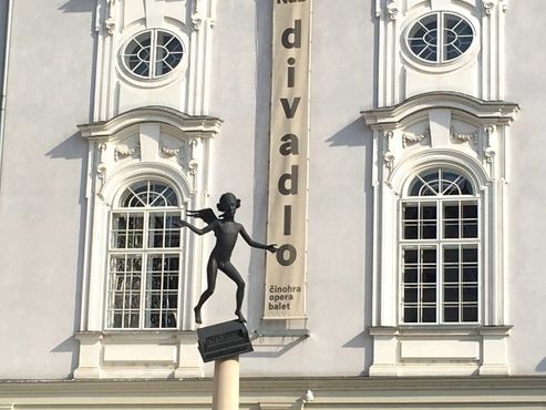 Статуя Моцарта у театра, где он выступал в 11-летнем возрасте