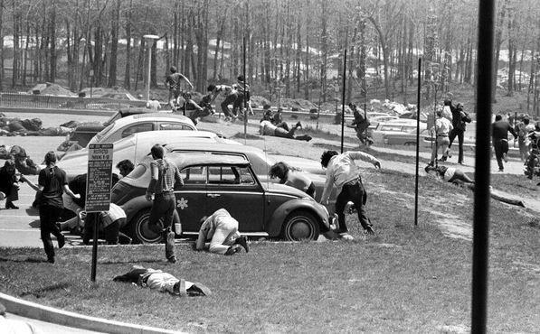 Студенты прячутся от выстрелов Национальной гвардии, 4 мая 1970 года