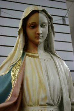 Наполовину раскрашенная статуя Девы Марии поможет сделать выбор
