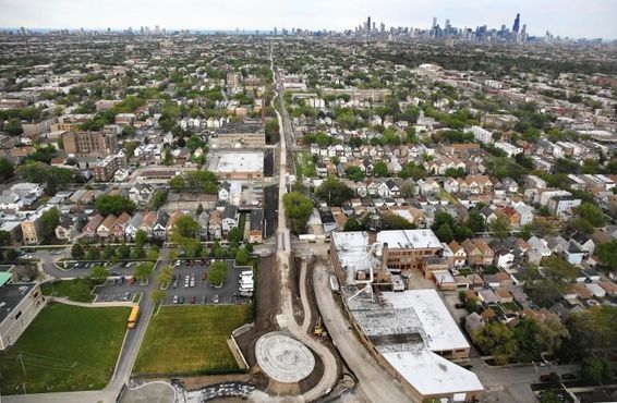 С воздуха можно увидеть, что Парк 606 пересекает несколько районов Чикаго. Обсерватория (внизу на фото) находится на западном конце ветки, которая тянется на восток на расстояние более 4 км