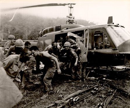 Старые фотографии из коллекции музея: медицинская эвакуация во Вьетнаме