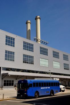 Автобус перед современным зданием на территории Военно-морской верфи