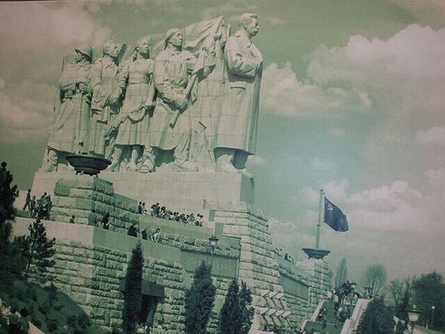 Памятник Сталину перед его разрушением в 1962 году