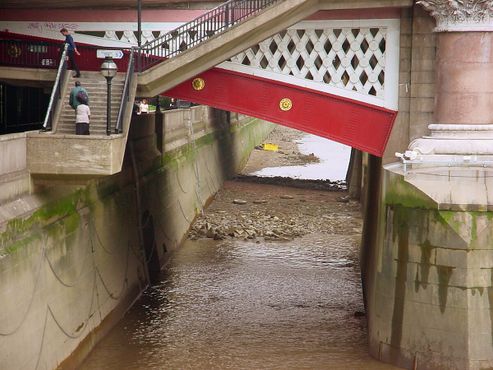 
Устье
реки Флит, где она впадает в Темзу под
мостом Блэкфрайерз, Лондон