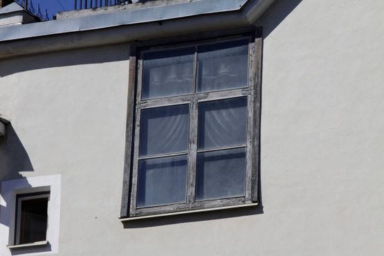 На самом деле окно не настоящее с занавесками, нарисованными на стене и обрамленными рамой