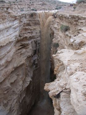 Поток воды, спускающийся в каньон Эйн-Авдат
