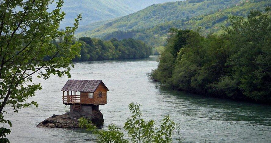 Дом на реке Дрина в Сербии