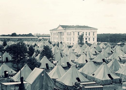 Американский университет в окружении армейских палаток