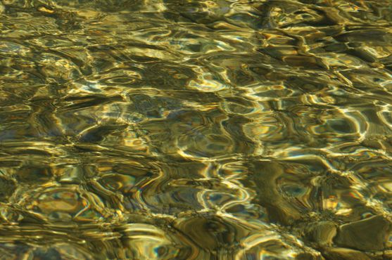 Манящая чистота и сияние вод у побережья Эйтмила