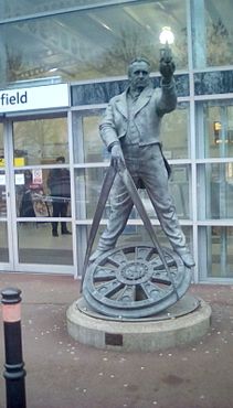 Памятник Джорджу Стефенсону, установленный на железнодорожной станции Честерфилда