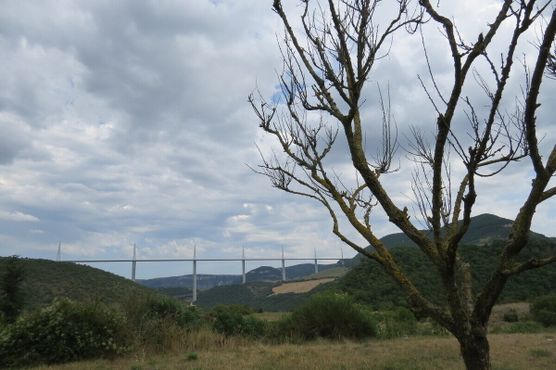 Вид на мост из деревни Пейр