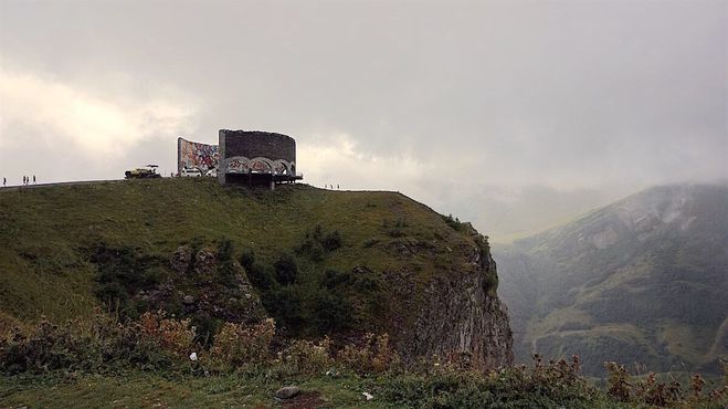 Памятник российско-грузинской дружбе с видом на Долину Дьявола