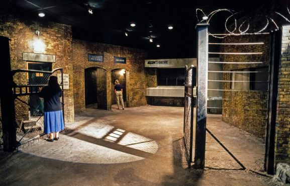 Пугающая
экспозиция посвящена концентрационным
лагерям
и лагерям
смерти,
включая
Аушвиц-Биркенау
(Освенцим)