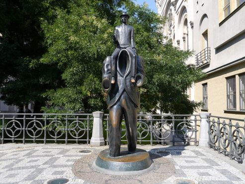 Статуя Франца Кафки на мозаичном основании 