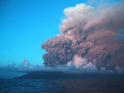 Вулканическое извержение на острове Анатахан, 2003 год