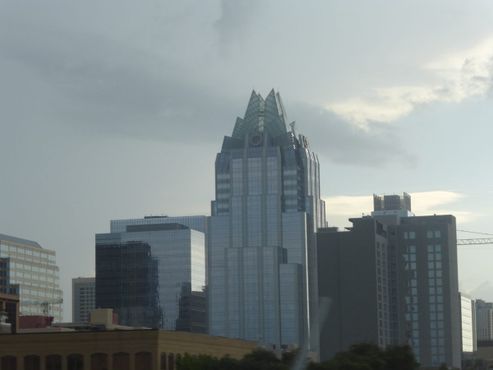 Вид на здание Frost Bank с трассы (июнь 2019 г.)