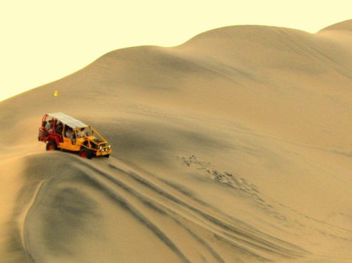 Песчаный багги в пустыне на юге Перу