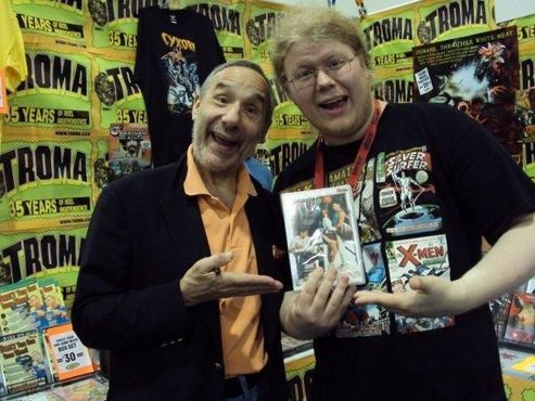Основатель Troma Ллойд Кауффман (слева) с фанатом