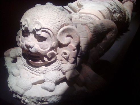 Выставка майя, скульптура ползущего человека, одетого, как пантера
