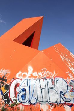 «Вторая птица» Херсуа, покрытая граффити