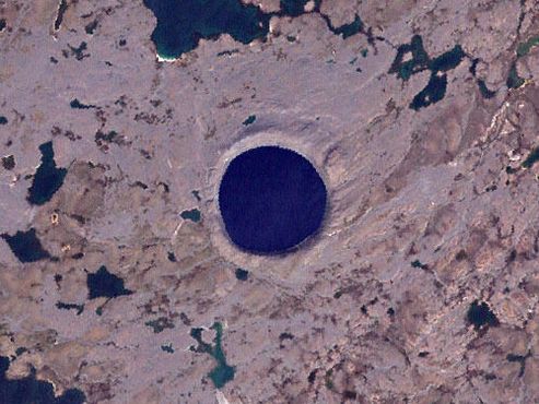 Озеро в кратере Пингуалуит