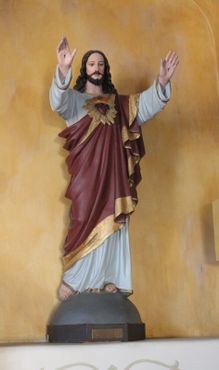 Статуя Иисусы в нише трансепта