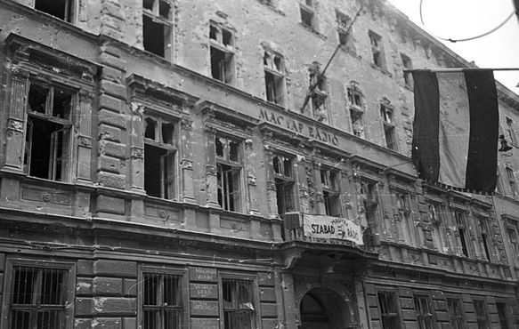 Фасад здания Мадьяр Радио со следами от пуль, оставленными во время революции 1956 года