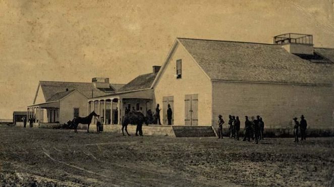 Ветеран Верблюжьего корпуса бродит возле калифорнийских казарм в 1863 году