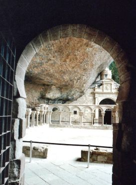 Нижняя часть монастыря Сан-Хуан-де-ла-Пенья