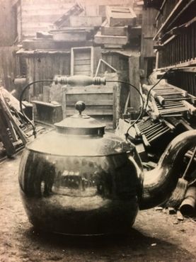 Чайник в медной мастерской E. Badger & Sons, Кембридж, Массачусетс