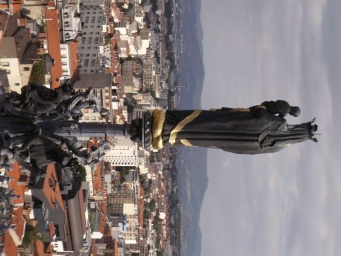 Статуя Девы Марии возвышается над Клермон-Ферранским собором