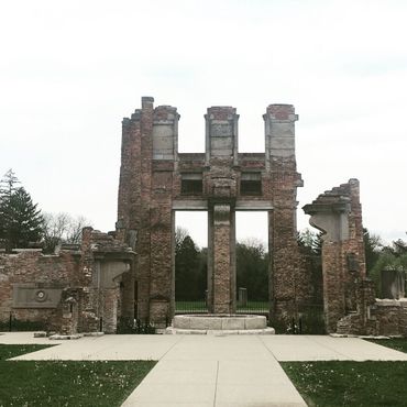 Руины в парке Холлидей